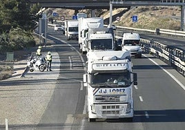 Agentes de la Guardia Civil de Tráfico durante un control este viernes.