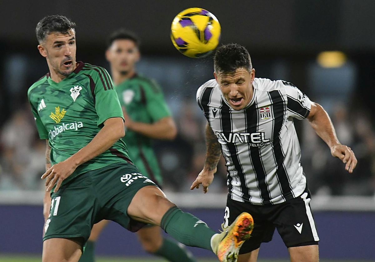 Musto golpea de cabeza el esférico en el partido contra el Albacete.