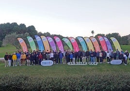 Padres e hijos posando para la foto de familia.