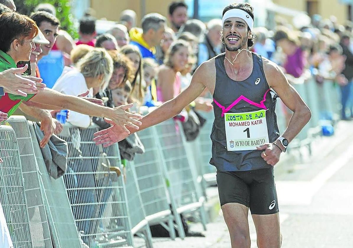 Mohamed Katir saludando al público en una de sus últimas competiciones antes de der sancionado, en la carrera de Costa de Ajo (Cantabria), en octubre del año pasado.