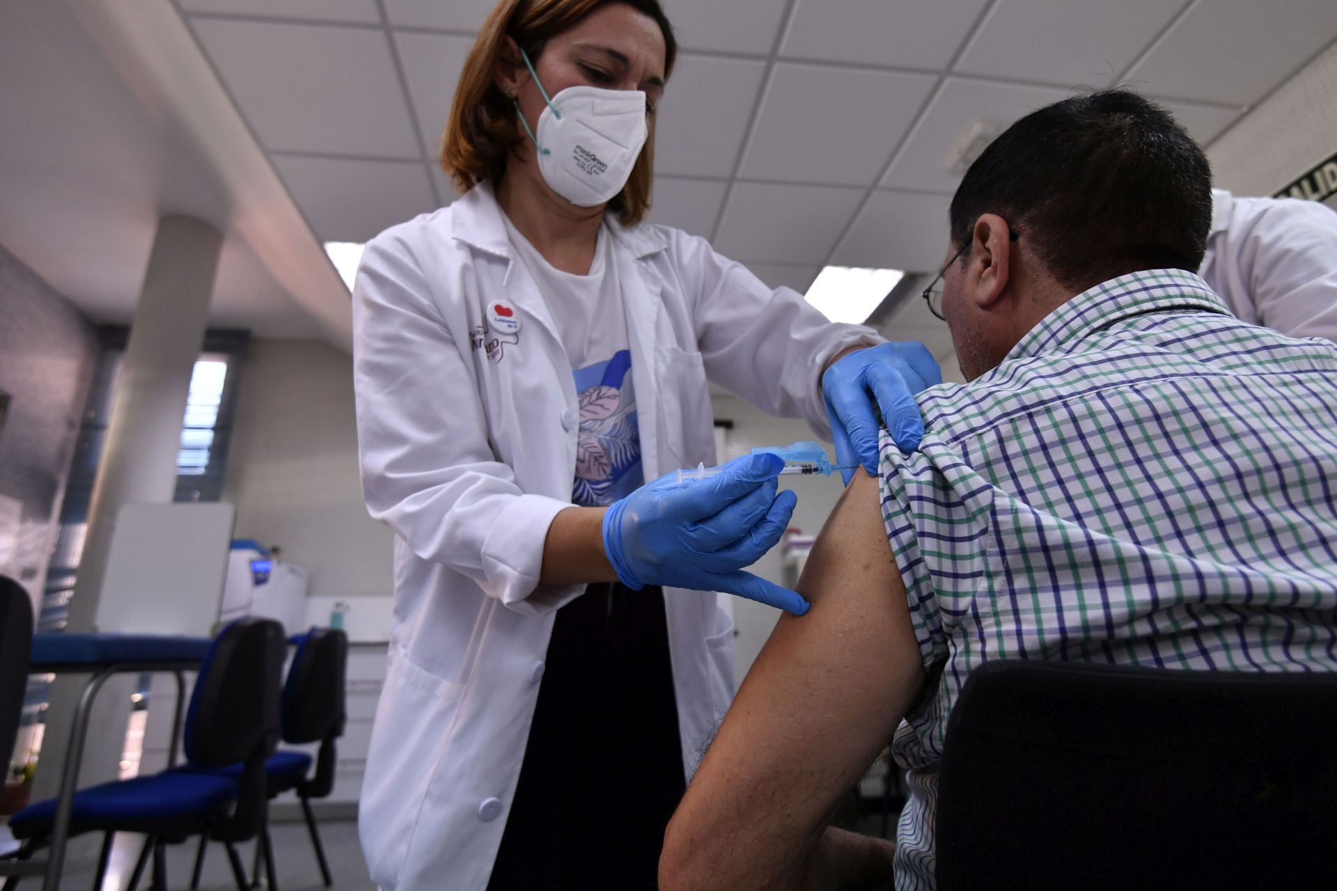 Una enfemera vacuna de Covid a un hombre en un centro de Salud, en una imagen de archivo.