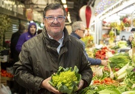 Cecilio Peregrín, ayer, en la plaza de abastos de Verónicas, en Murcia.