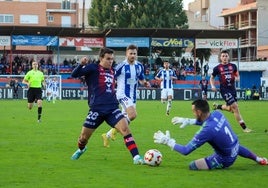 Meca intenta llegar al balón en el partido ante el Recreativo.