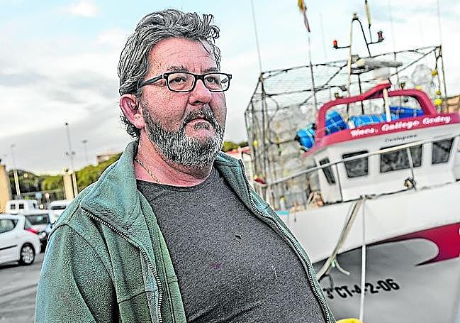 José Julián Martínez, en el muelle, delante de su barco.