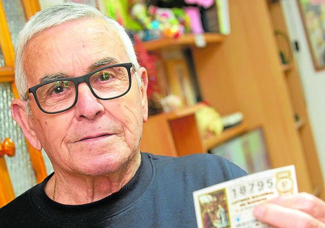 José Manzano muestra el número con el que ganó el Gordo en el año 2001, un décimo al que estaba abonado su padre.