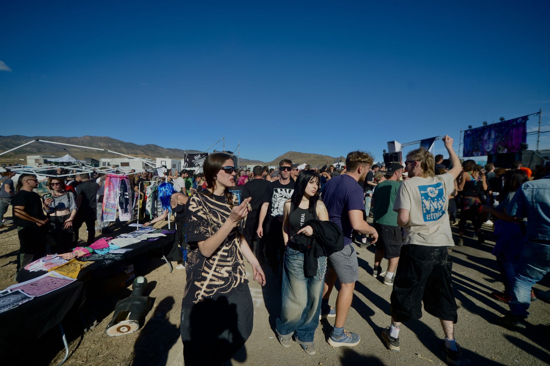 Fuente Álamo recibió el año nuevo con una fiesta interminable: más de 5.000 personas se concentraron en una 'rave' organizada de manera ilegal en el circuito de velocidad. La Guardia Civil tuvo que cerrar los accesos y desalojar el recinto.