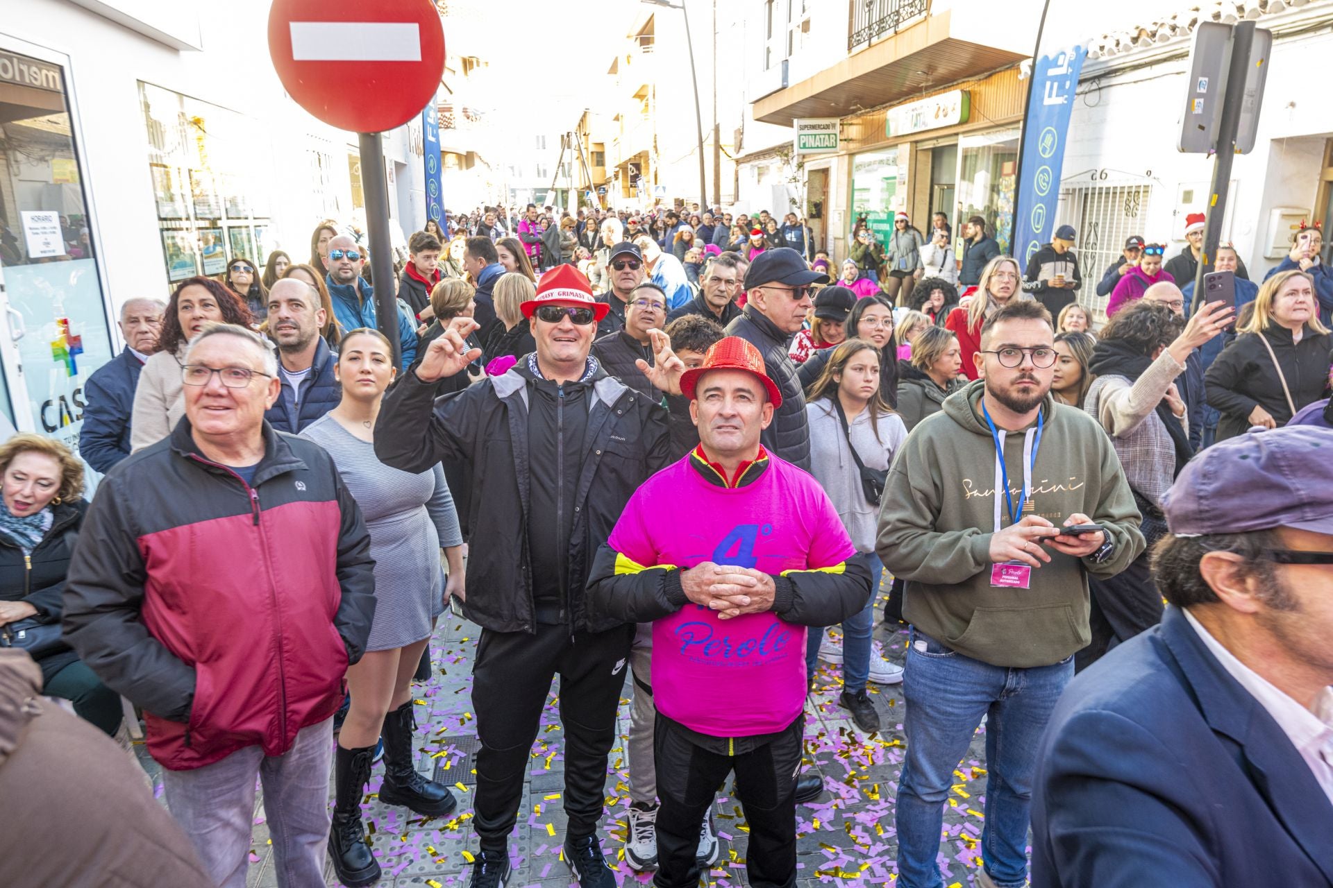 Ambiente festivo en San Pedro, a las puertas de El Perolo.