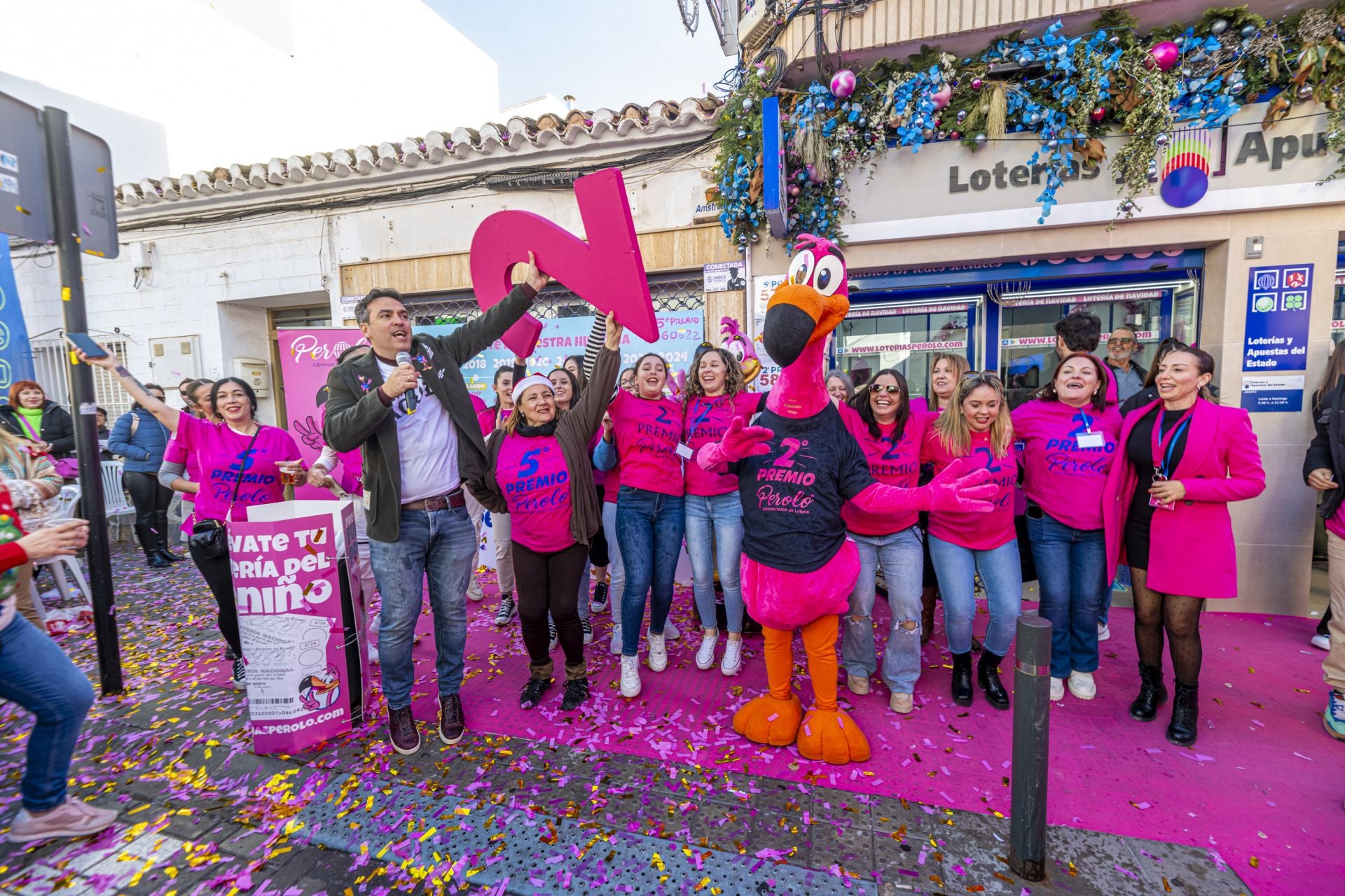 El Perolo, que vendió varios números premiados, volvió a ofrecer una fiesta popular en San Pedro del Pinatar.