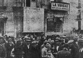 El diario LA VERDAD apuntaba en una pizarra expuesta en la fachada de su sede, ante una multitud, los resultados del sorteo en 1932.