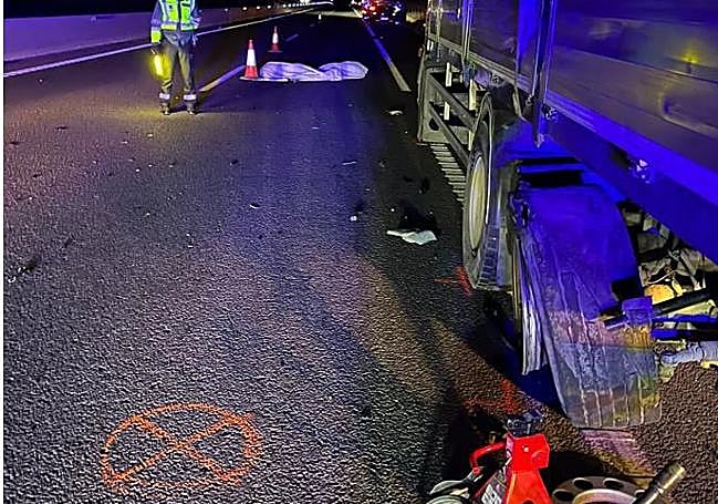 Un agente junto al lugar donde se produjo el impacto y los cuerpos.