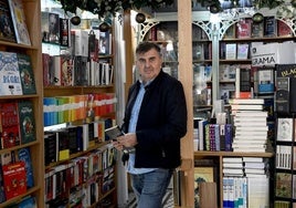 Soportales de la Catedral. El editor y gestor cultural Javier Castro, nacido en Plasencia y residente en Corvera, en la librería Ramón Jiménez de Murcia.