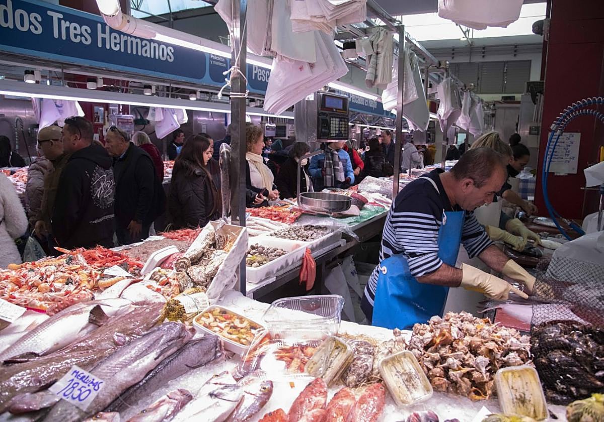 Puesto de pescados y mariscos en el mercado de Santa Florentina.