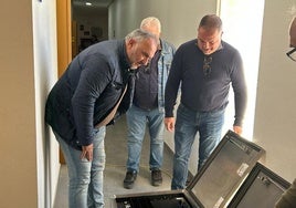 José Ramón Llorca y Francisco Hernández con los materiales de las nuevas torres de emergencia de Alumbres