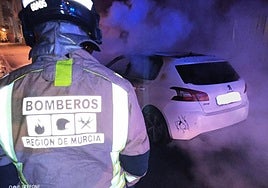 Los bomberos tratan de sofocar las llamas.