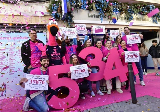 Trabajadores de la administración El Perolo de San Pedro celebran los décimos premiados que han vendido.