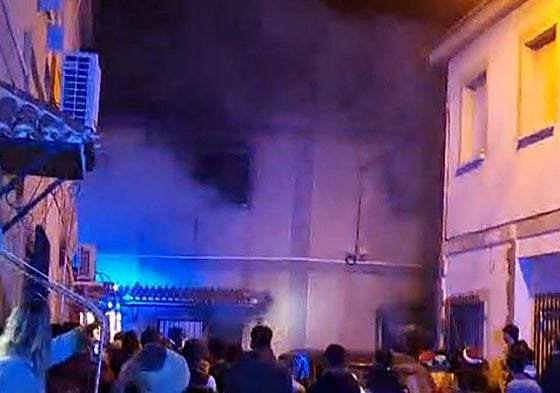 Humo saliendo de la vivienda incendiada este domingo por la noche.