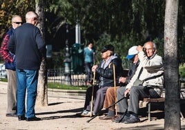 Un grupo de mayores en un parque, en una imagen de archivo.