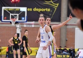 La murciana Laura Gil, jugadora del Perfumerías Avenida, defendida por Paula Ginzo, ayer.