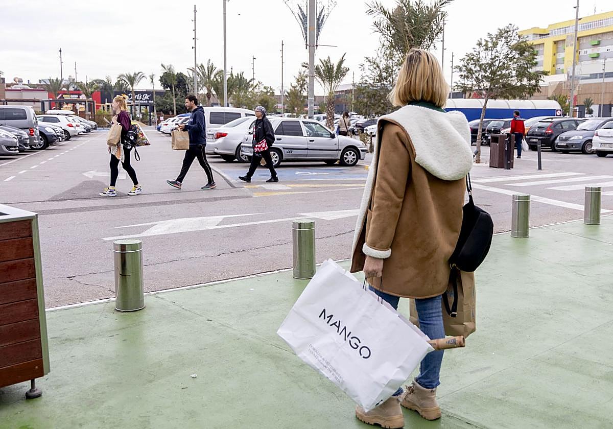 Clientes con bolsas, en la zona exterior de Espacio Mediterráneo.