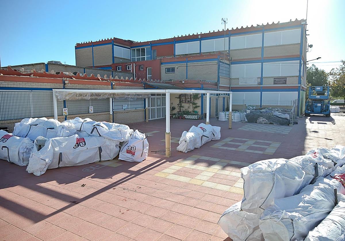 Obras en el colegio La Asomada, donde los obreros ya han quitado buena parte de la cubierta de amianto.