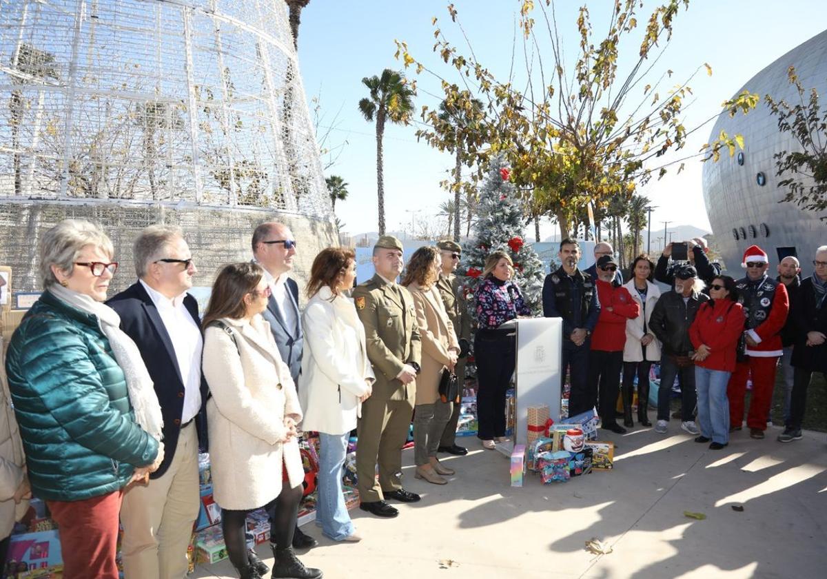 Representantes de organismos e instituciones, con la alcaldesa, en la entrega de los regalos.