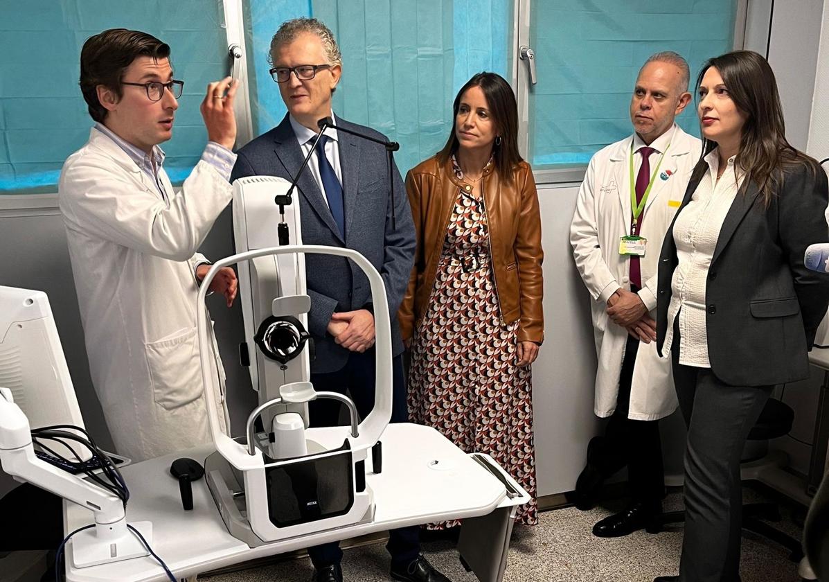 El consejero Pedreño atiende a las explicaciones de los sanitarios de la Unidad de Teleoftalmología.