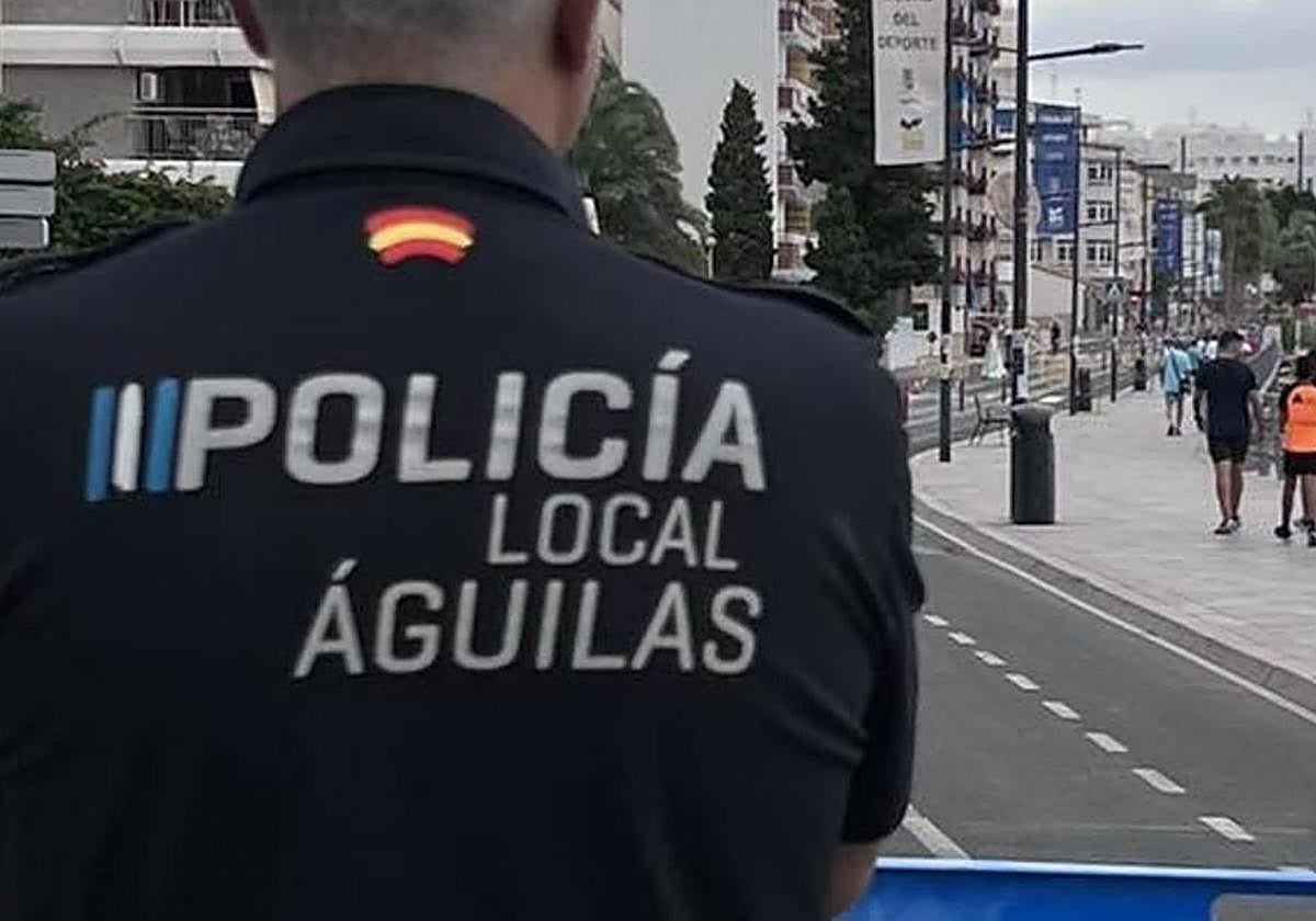 Una patera con 13 inmigrantes llega a la costa de Águilas