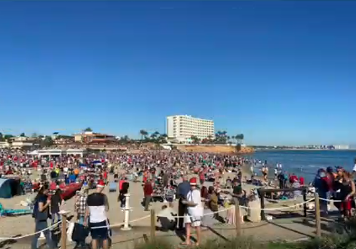 La playa de La Zenia abarrotada en un día de Navidad.