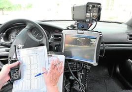 Un equipo de control de radar en el interior de un coche de la Policía Local, en una imagen de archivo.