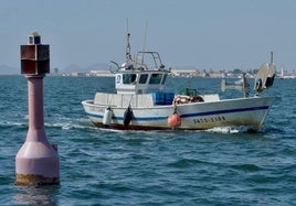 Un barco pesquero en aguas del Mar Menor, en una fotografía de archivo.