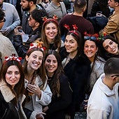 Un grupo de amigas disfruta en la Plaza de las Flores de Murcia del ambiente de la 'tardebuena'.