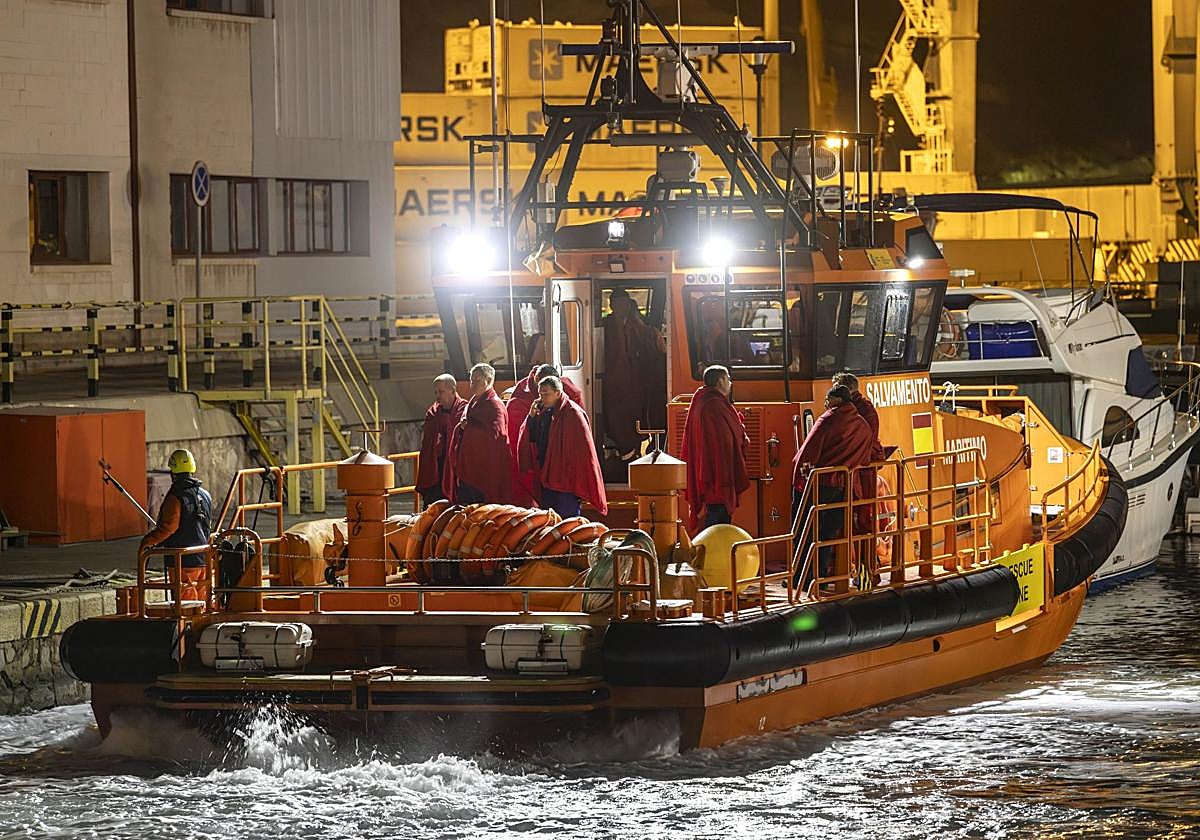 La tripulación rusa del carguero 'Ursa Major' que naufragó este lunes frente a Cartagena, a su llegada a puerto.