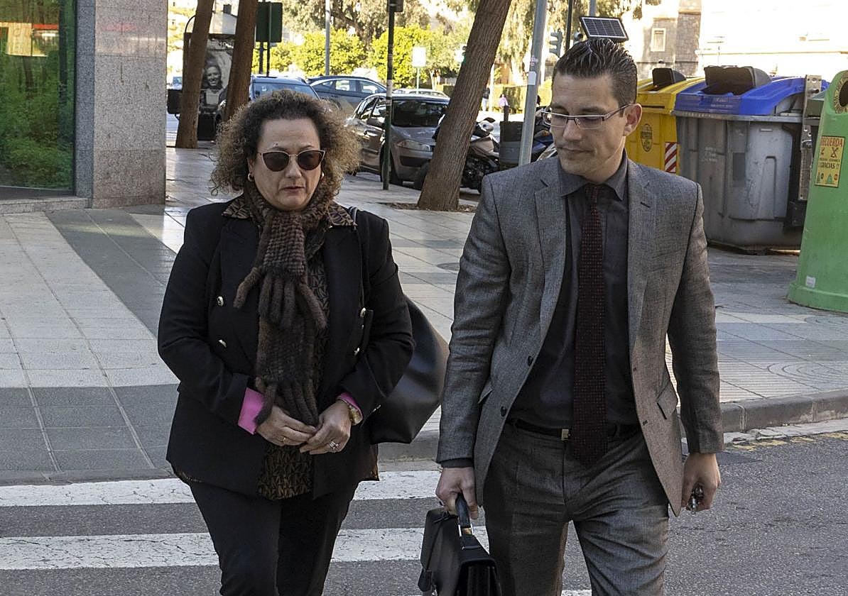 La expresidenta del Puerto, Yolanda Muñoz, llegando al juzgado junto a su abogado, Raúl Pardo-Geijo.