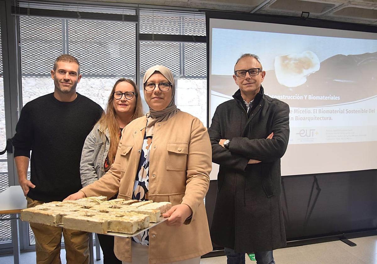 La autora y sus directores de TFM mostrando los ladrillos experimentales fabricados para los ensayos.