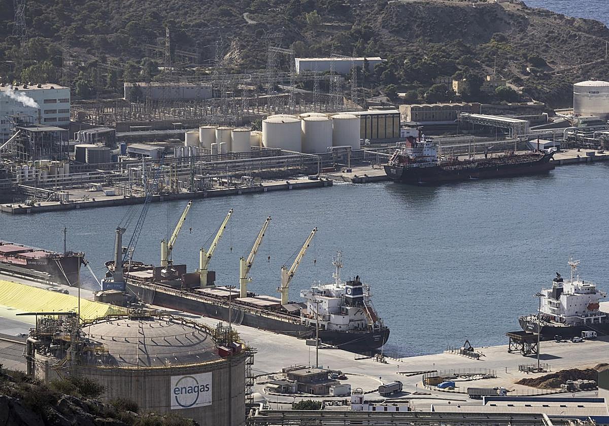 Decarga de mercancías en el muelle de Escombreras, en una imagen de archivo.