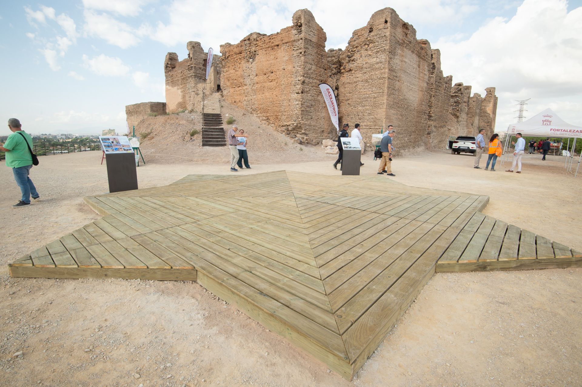 Las obras de restauración del recinto inferior del Castillejo de Monteagudo, en Murcia, considerada la residencia palaciega de los últimos reyes árabes entre los siglos XII y XIII, concluyeron tras sacar a la luz casi dos metros de los lienzos fortificados y preparar un mirador en la zona oeste. En noviembre comenzaron las visitas a este enclave histórico.