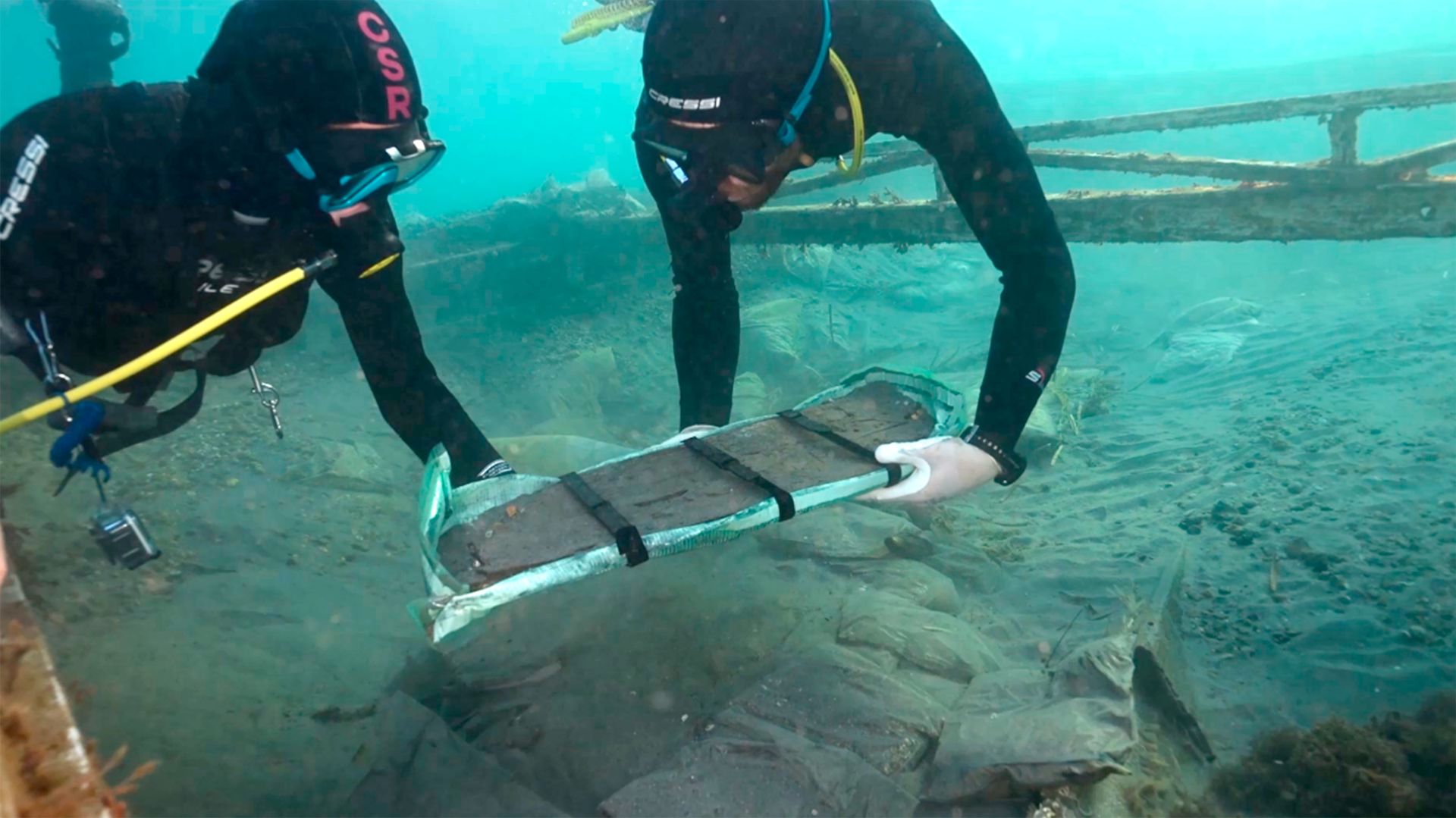 El rescate del barco fenicio de Mazarrón (siglos VII-VI antes de Cristo) comenzó con la extracción del mar de un primer fragmento de la embarcación. Fueron dos tablas de setenta centímetros de largo y apenas treinta de ancho de una madera oscurecida por el paso del tiempo, empapada de agua y en aparente buen estado de conservación. La pieza forma parte del costado de estribor de la proa. Con este primer paso se activó una operación que ha tenido muy pendiente a la comunidad científica. 