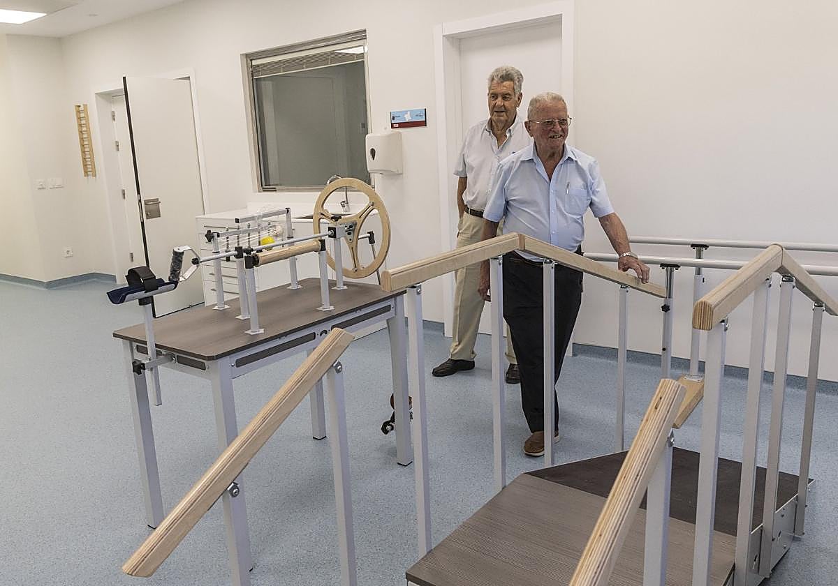 Dos vecinos, en una de las salas del nuevo módulo de Pediatría de Barrio Peral.