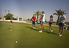 Un grupo de niños juega en el campo de prácticas de Vistabella Golf.