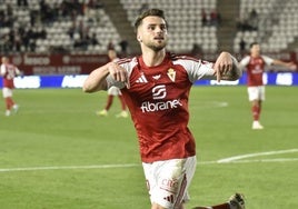 Raúl Alcaina, delantero del Real Murcia, celebra su gol ante el Intercity.