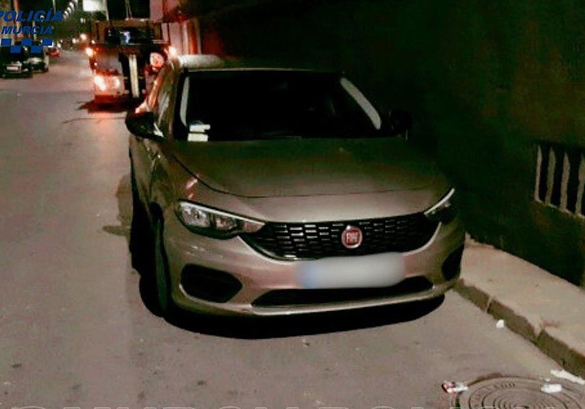 Vehículo con el que una de las detenidas causó daños en la puerta de un garaje.