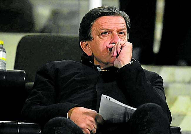 El abogado Andrés López, pensativo, en el último partido de 2024 del Efesé.