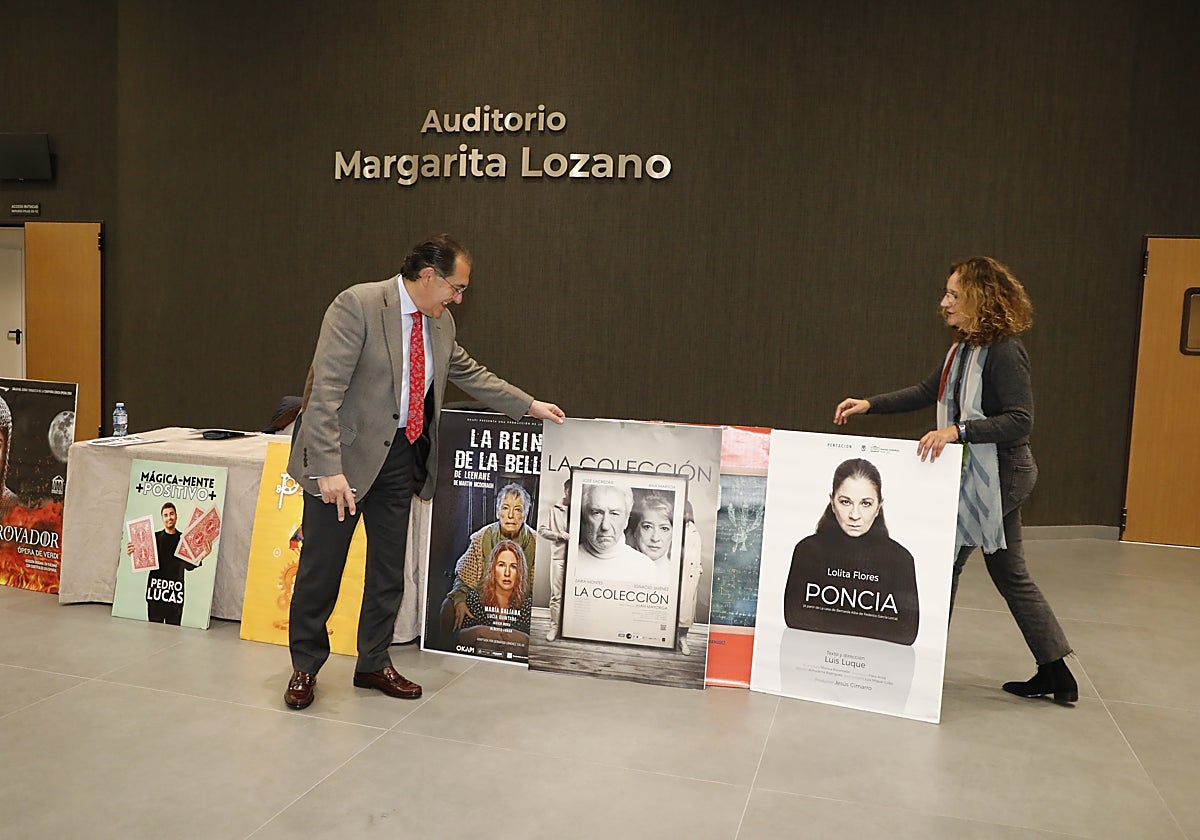 El concejal de Cultura y la técnico municipal María Teresa Pérez ante algunos de los carteles de la programación teatral.