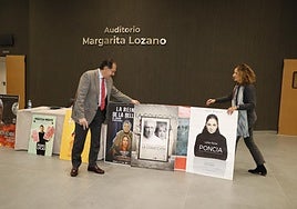 El concejal de Cultura y la técnico municipal María Teresa Pérez ante algunos de los carteles de la programación teatral.