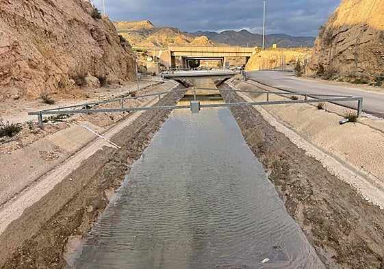 Canal del Postrasvase Tajo-Segura a su paso por la pedanía lorquina de Tercia, ayer con un caudal mínimo.