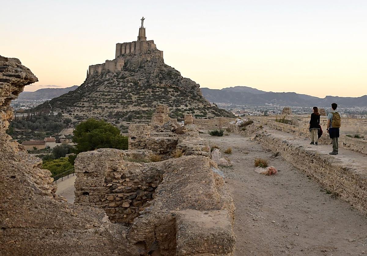 Parte del recinto superior del Castillejo que entra en el nuevo proyecto de restauración subvencionado, con el Castillo al fondo.