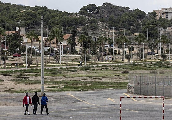 Tres hombres pasean por la zona de la Rambla.