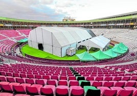 Carpa gigante instalada en la plaza de toros de Murcia para celebrar la fiesta de Nochevieja de Animal Sound Group, a la que podrán asistir hasta 3.000 personas.