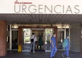 Dos sanitarios en la puerta de Urgencias de La Arrixaca, en una imagen de archivo.