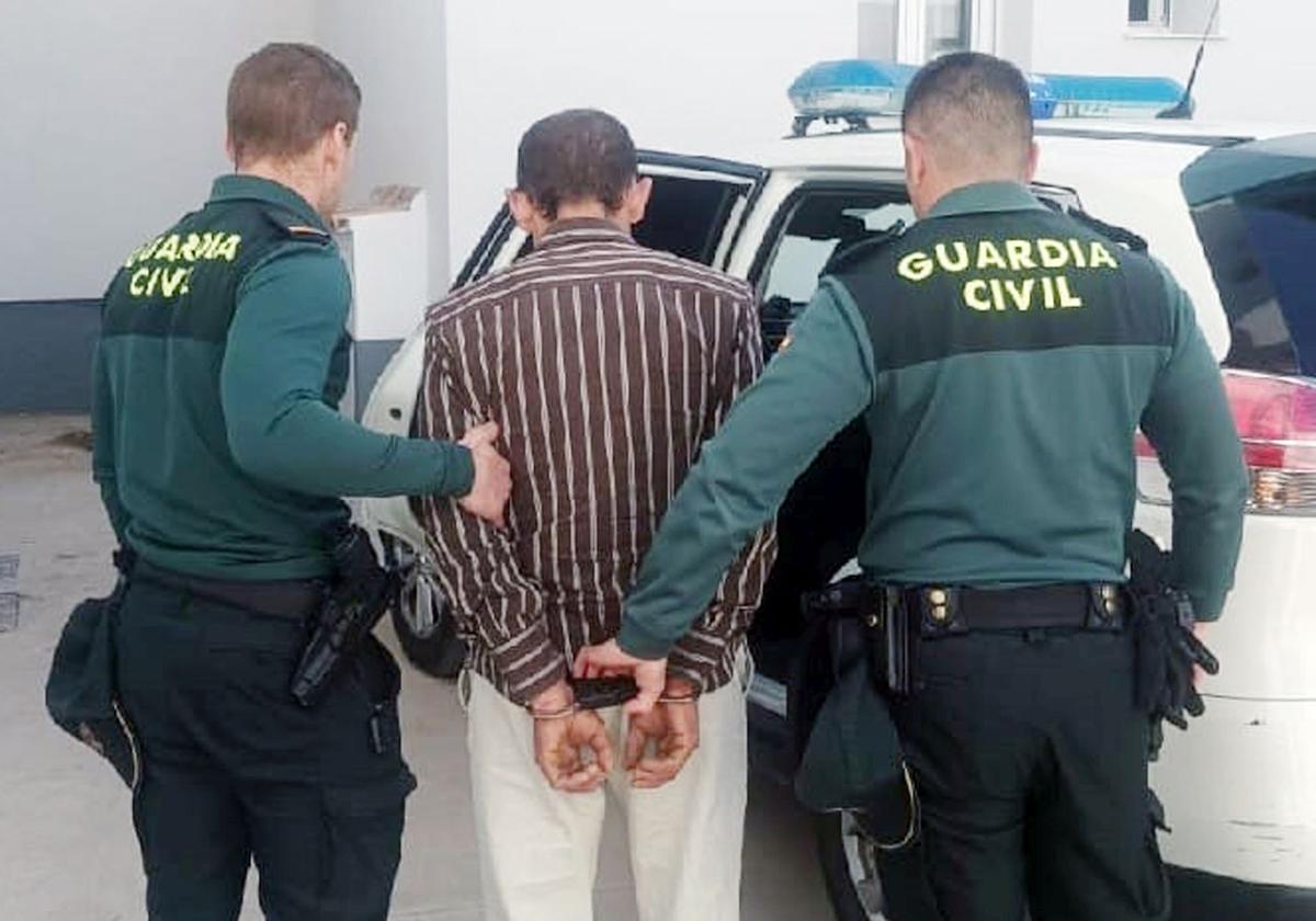 Dos agentes de la Guardia Civil durante la detención del presunto autor de los robos.